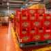 Subito dopo vengono inscatolate e spedite su grandi pallet in tutto il mondo. Dallo stabilimento di Bari partono circa 20.000 tir di birra ogni anno